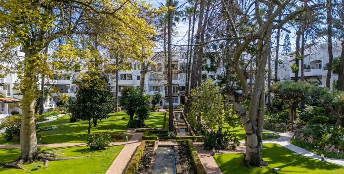 Venta de apartamento en planta media en Puerto Banús 23