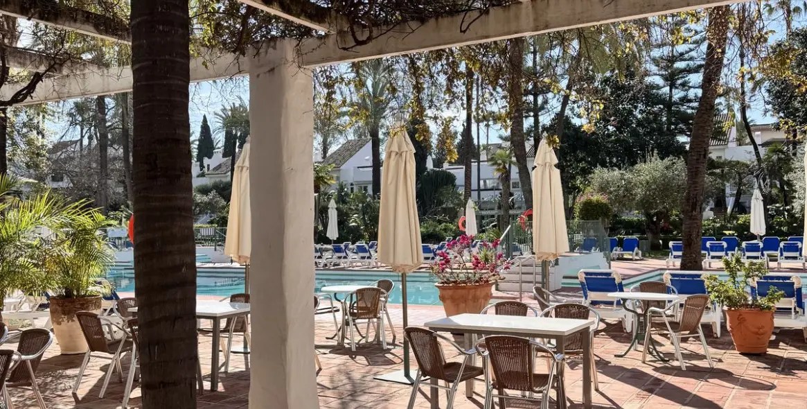 Venta de apartamento en planta media en Puerto Banús 24