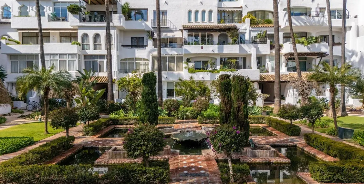 Venta de apartamento en planta media en Puerto Banús 25