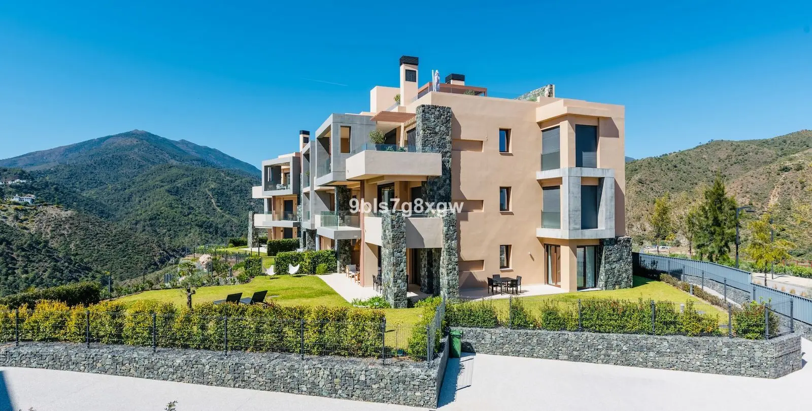 Venta de apartamento en planta baja en La Quinta 8
