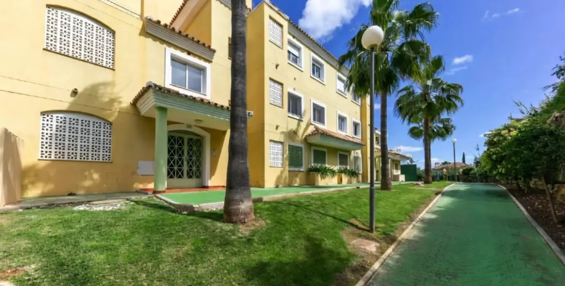 Venta de apartamento en planta baja en Las Brisas 10