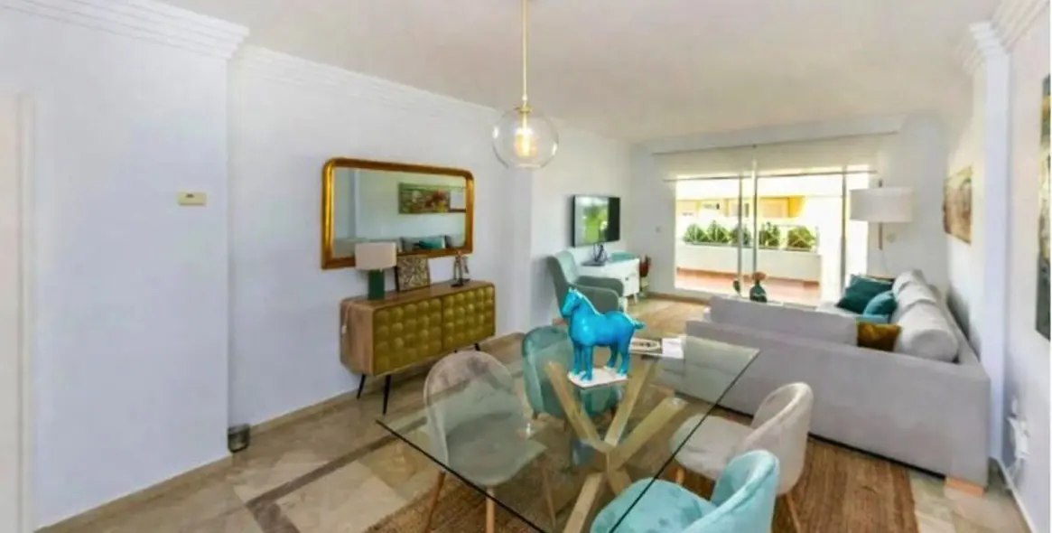 Venta de apartamento en planta baja en Las Brisas 21