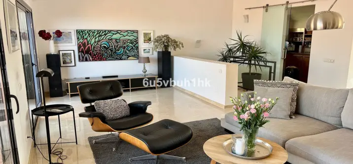 Sale of penthouse duplex in Calahonda 4