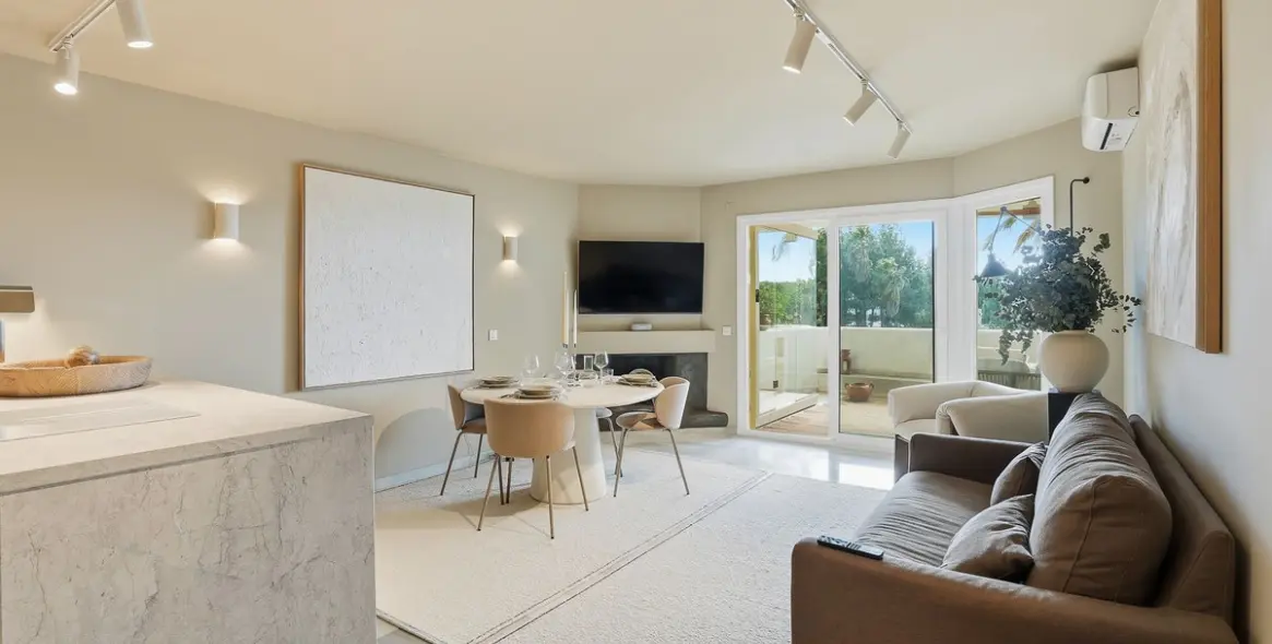 Venta de apartamento en planta media en Calahonda 1