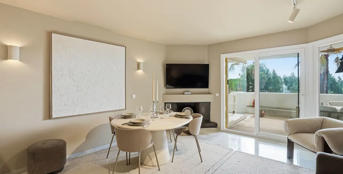 Venta de apartamento en planta media en Calahonda 2