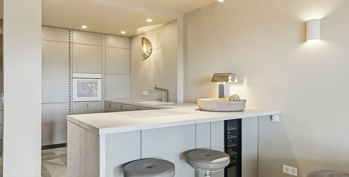 Venta de apartamento en planta media en Calahonda 13