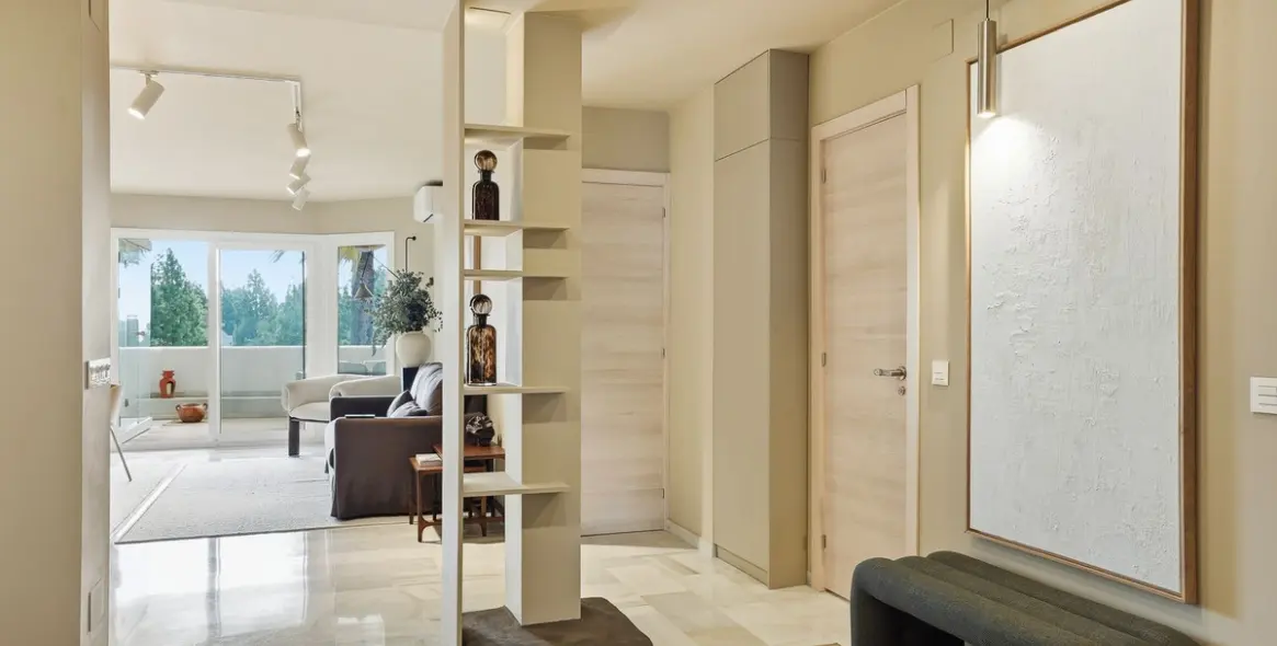 Venta de apartamento en planta media en Calahonda 15