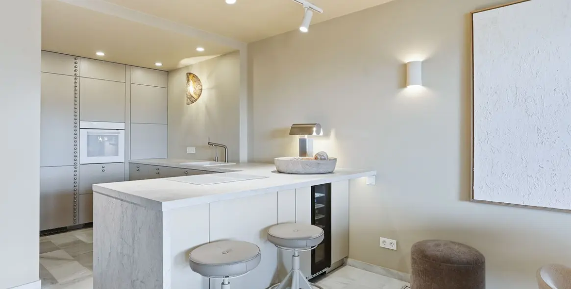 Venta de apartamento en planta media en Calahonda 18