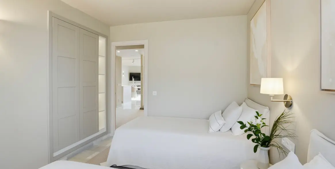 Venta de apartamento en planta media en Calahonda 23