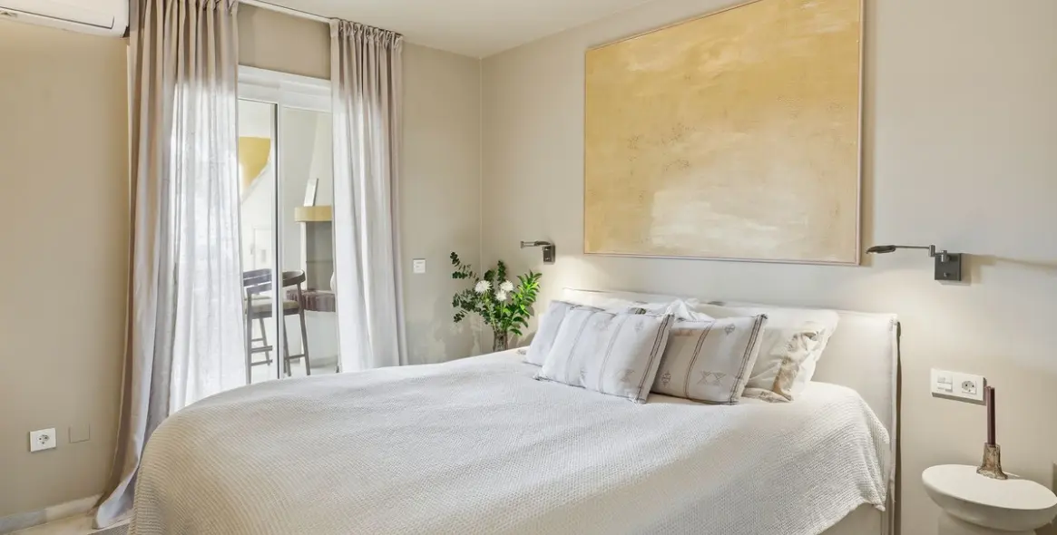 Venta de apartamento en planta media en Calahonda 26