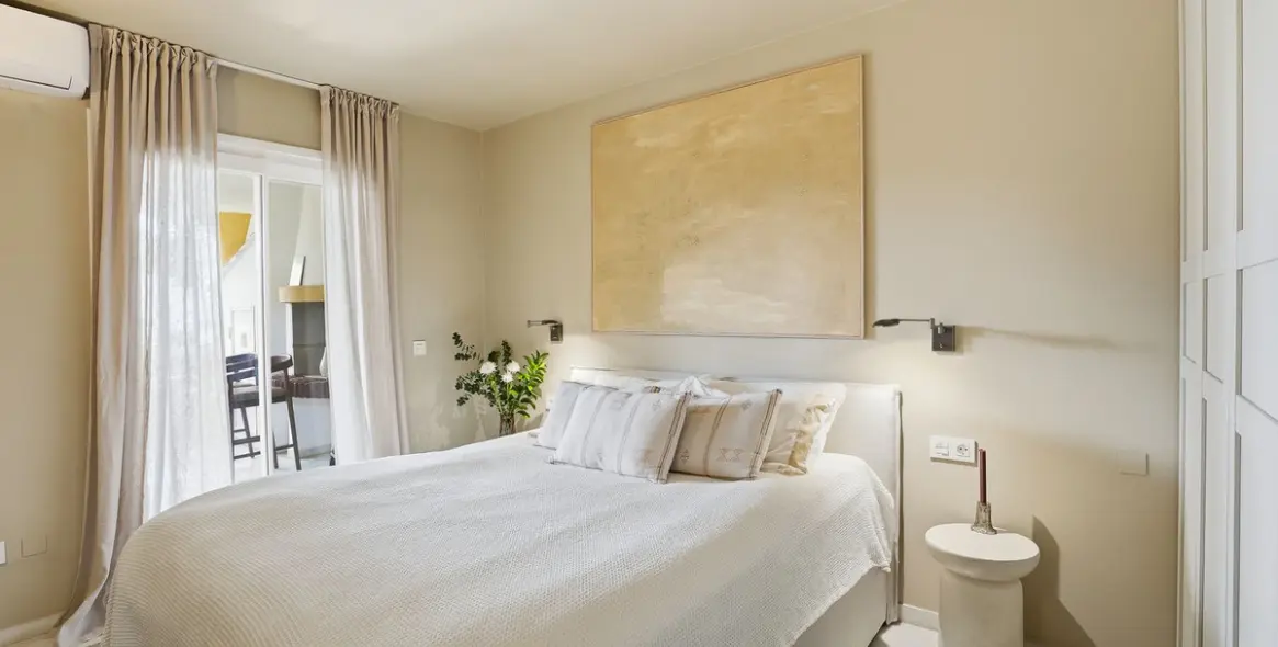 Venta de apartamento en planta media en Calahonda 27