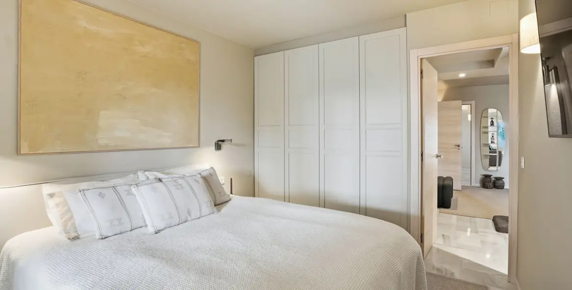 Venta de apartamento en planta media en Calahonda 28