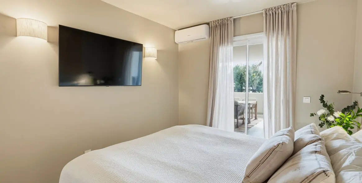 Venta de apartamento en planta media en Calahonda 29