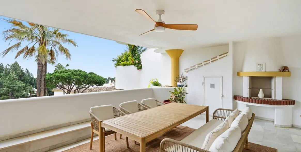 Venta de apartamento en planta media en Calahonda 32