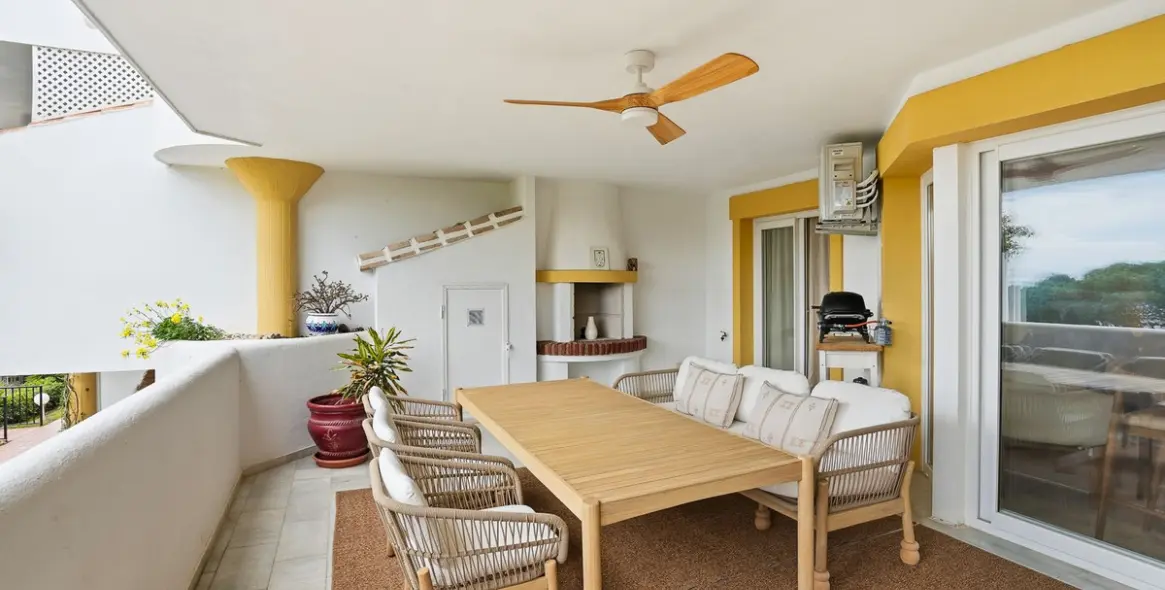 Venta de apartamento en planta media en Calahonda 33