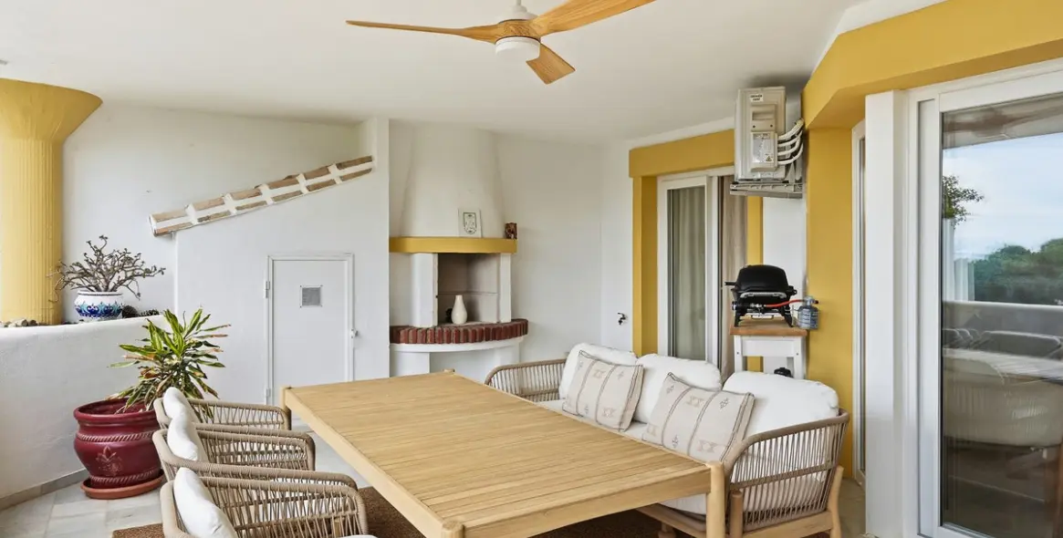 Venta de apartamento en planta media en Calahonda 34