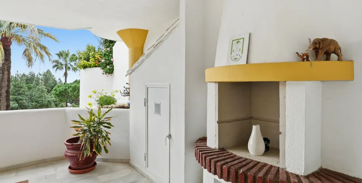 Venta de apartamento en planta media en Calahonda 37