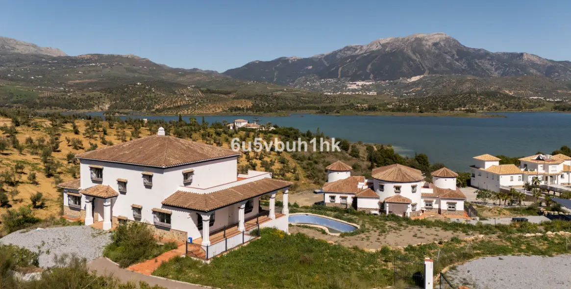 Sale of detached villa in Viñuela 1