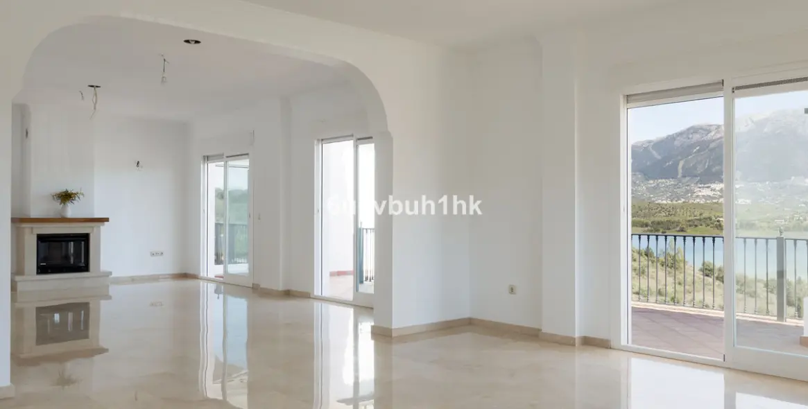 Sale of detached villa in Viñuela 3