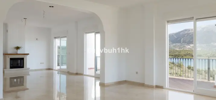 Sale of detached villa in Viñuela 2