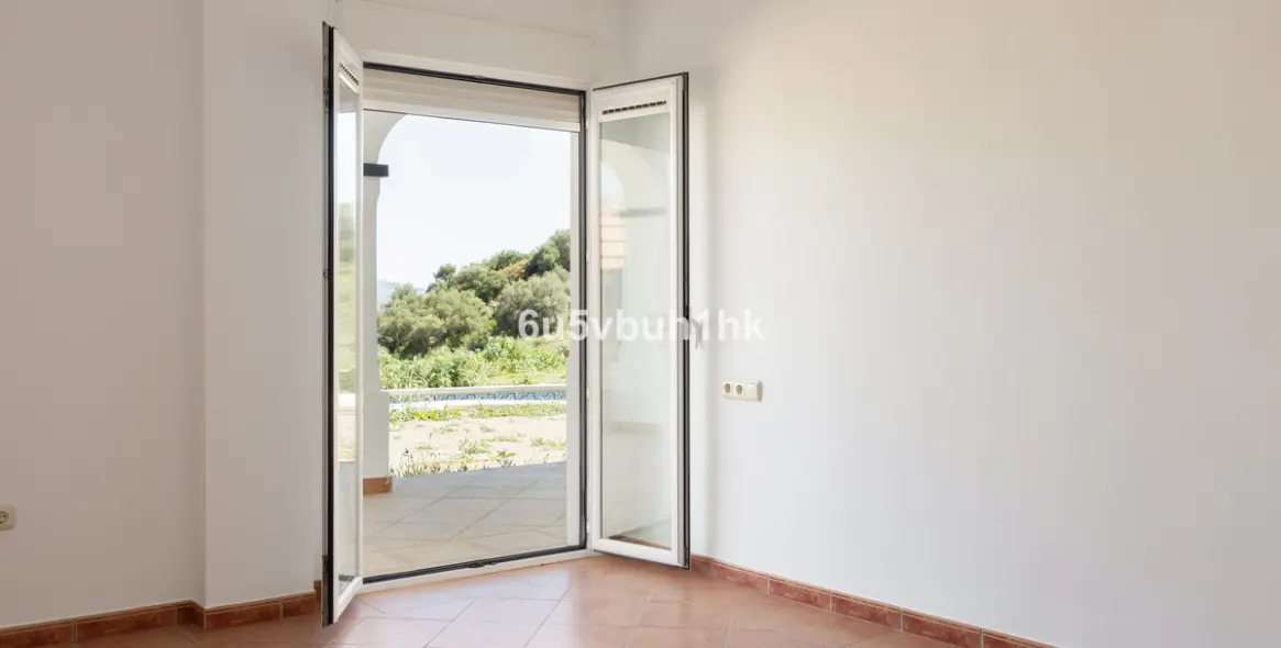 Sale of detached villa in Viñuela 25