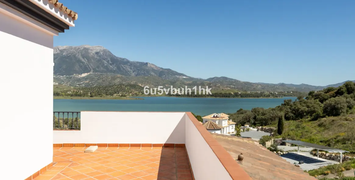 Sale of detached villa in Viñuela 31