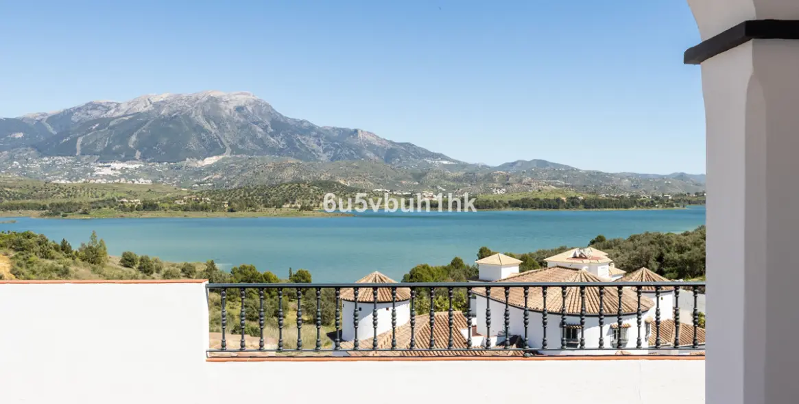 Sale of detached villa in Viñuela 32