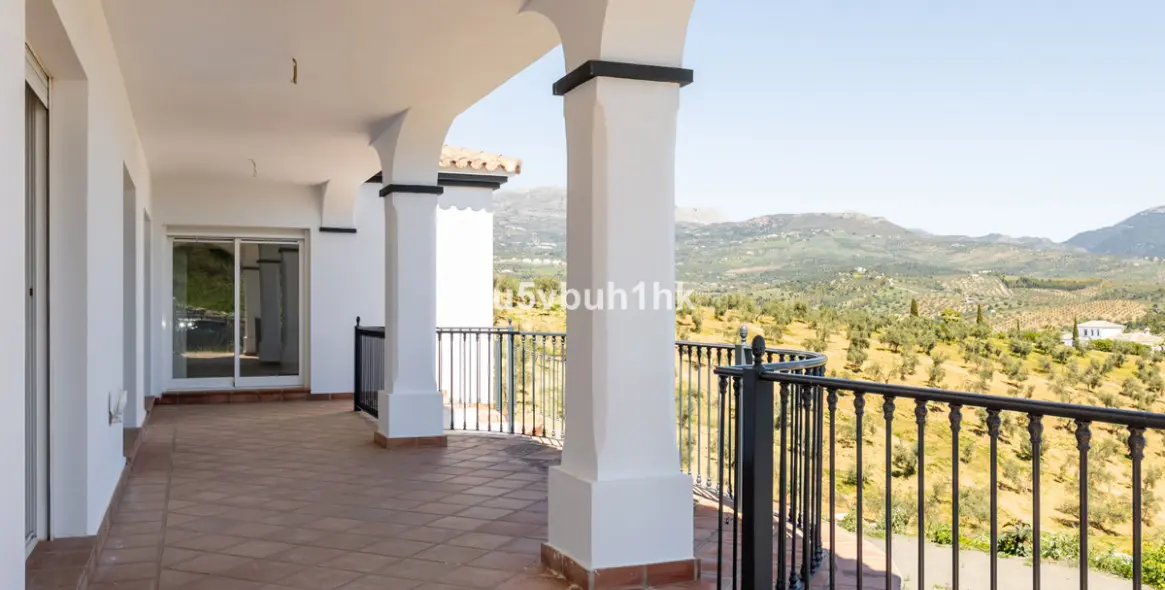 Sale of detached villa in Viñuela 36