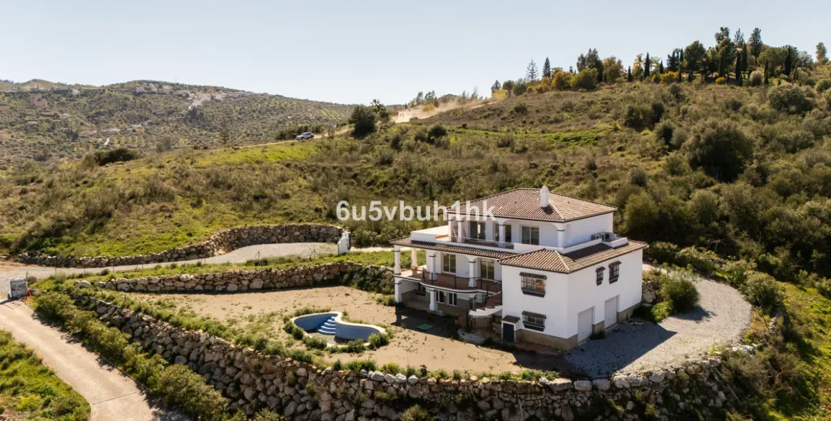 Sale of detached villa in Viñuela 38