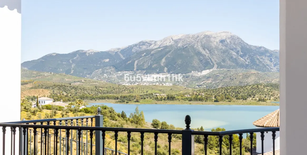 Sale of detached villa in Viñuela 56