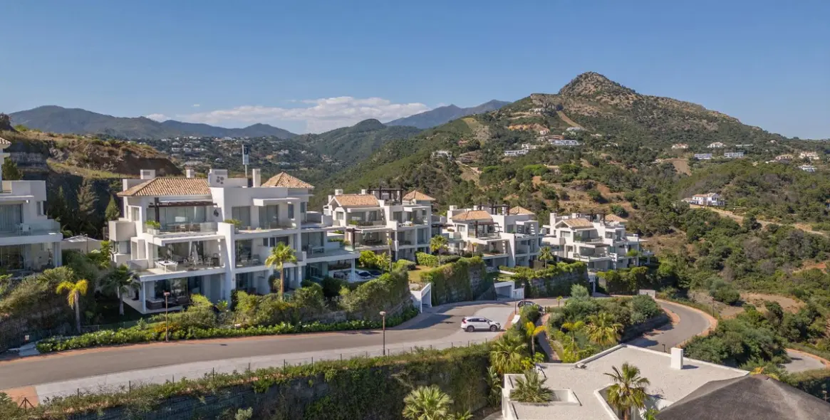 Venta de ático dúplex en Benahavís 25