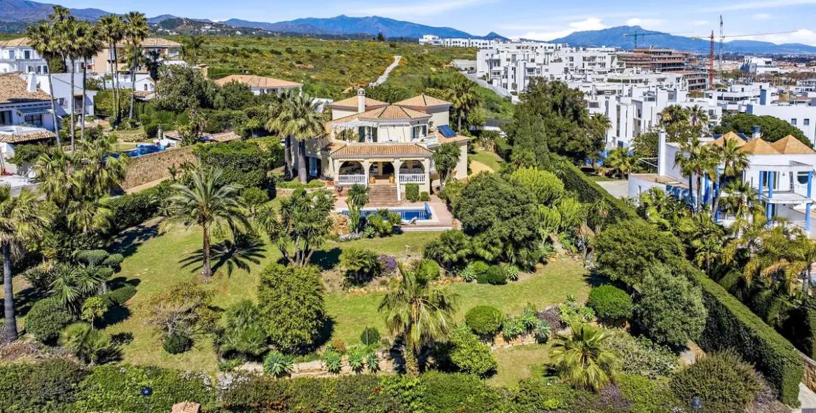 Venta de villa independiente en Estepona 1