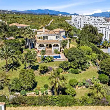 Venta de villa independiente en Estepona