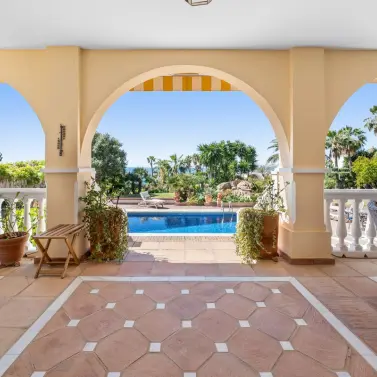 Venta de villa independiente en Estepona
