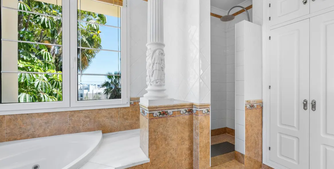 Venta de villa independiente en Estepona 44