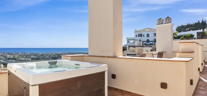 Venta de ático dúplex en Benahavís 2