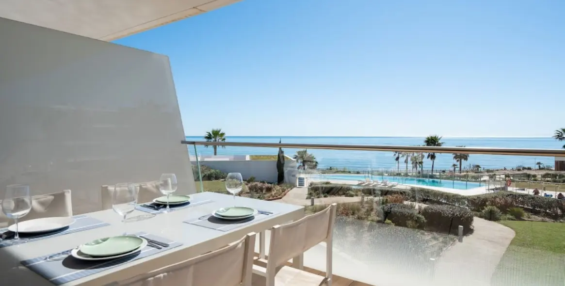 Venta de apartamento en planta media en Estepona 1