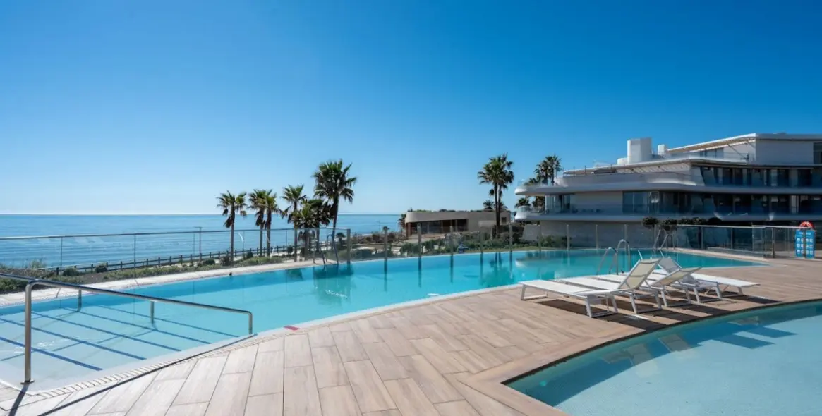 Venta de apartamento en planta media en Estepona 2