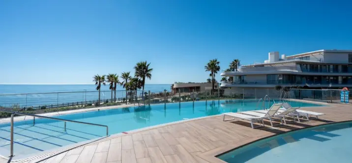 Venta de apartamento en planta media en Estepona 1