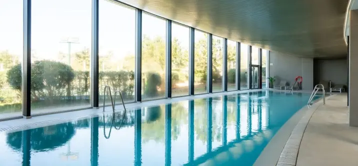 Venta de apartamento en planta media en Estepona 2