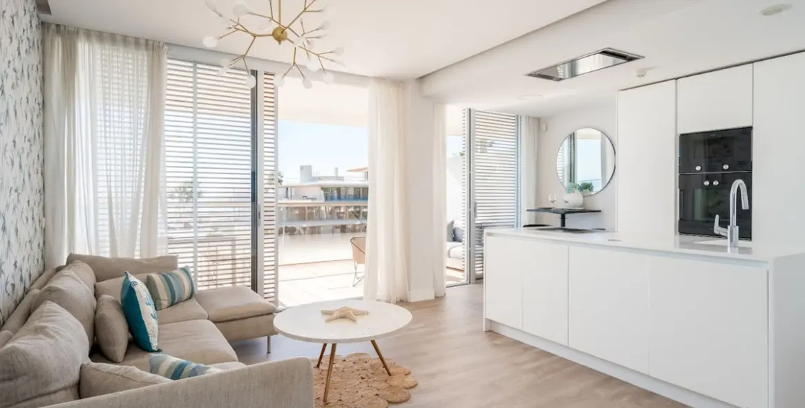 Venta de apartamento en planta media en Estepona 10