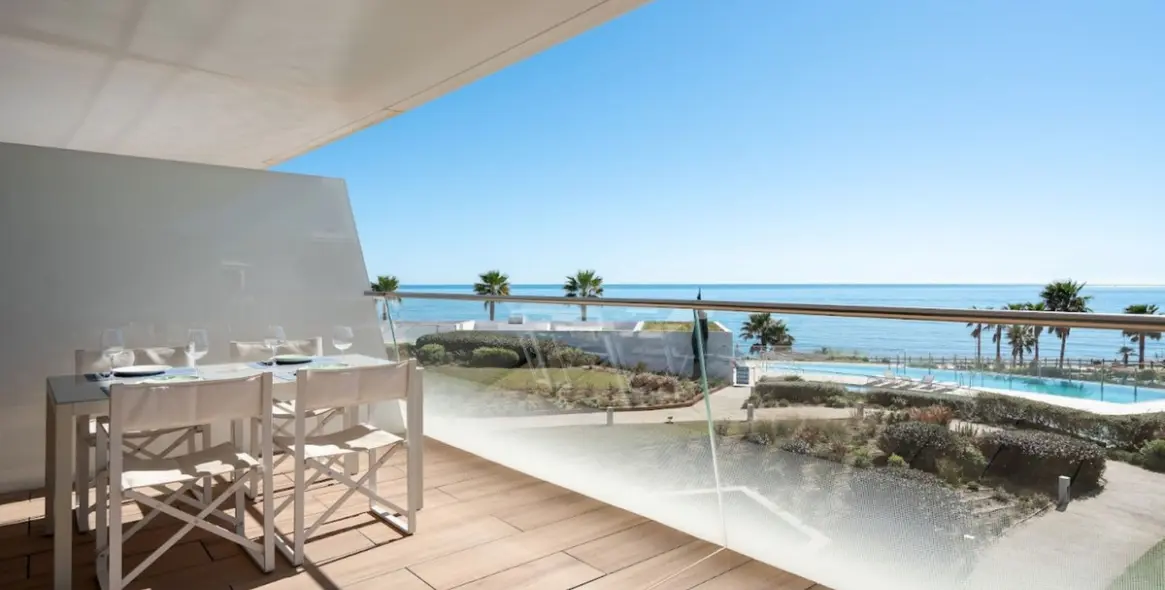 Venta de apartamento en planta media en Estepona 12