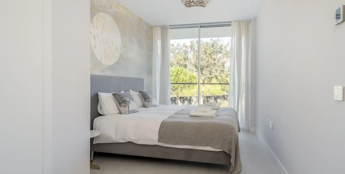 Venta de apartamento en planta media en Estepona 15