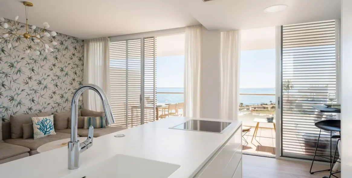Venta de apartamento en planta media en Estepona 16