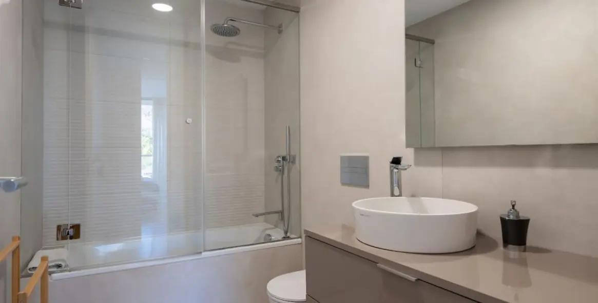 Venta de apartamento en planta media en Estepona 17