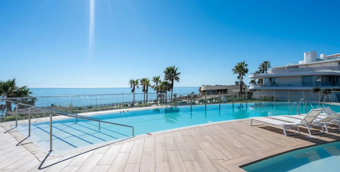 Venta de apartamento en planta media en Estepona 18