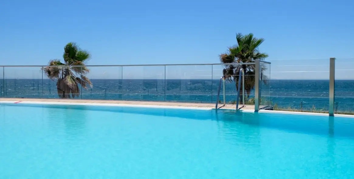 Venta de apartamento en planta media en Estepona 19