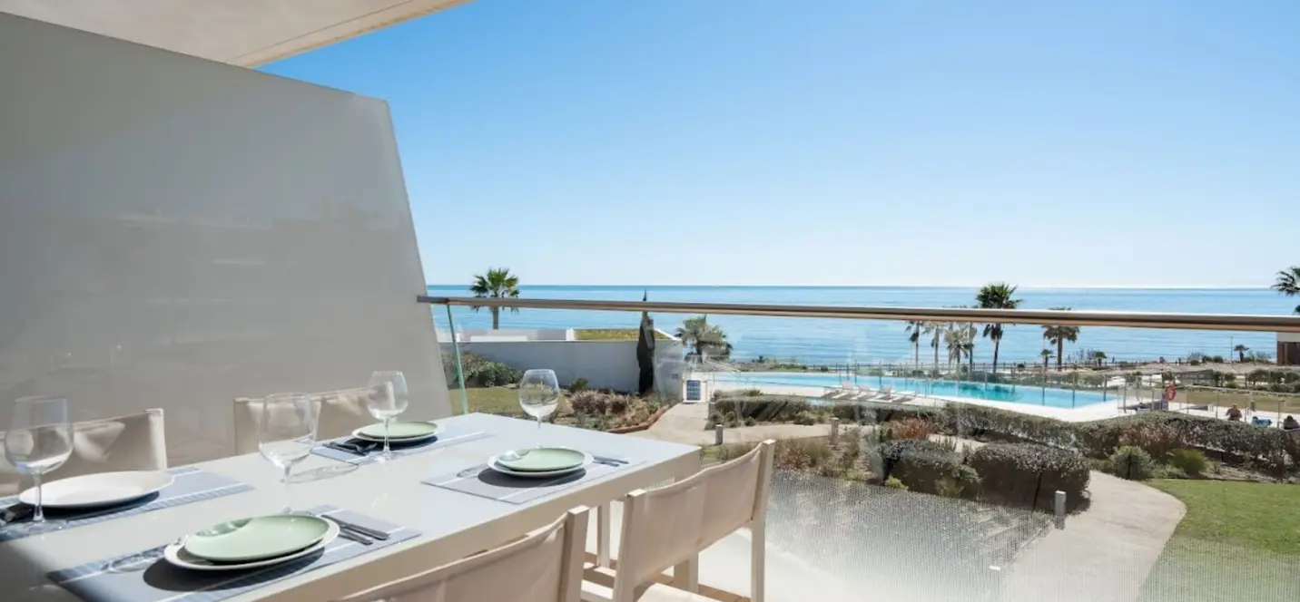 Venta de apartamento en planta media en Estepona 0