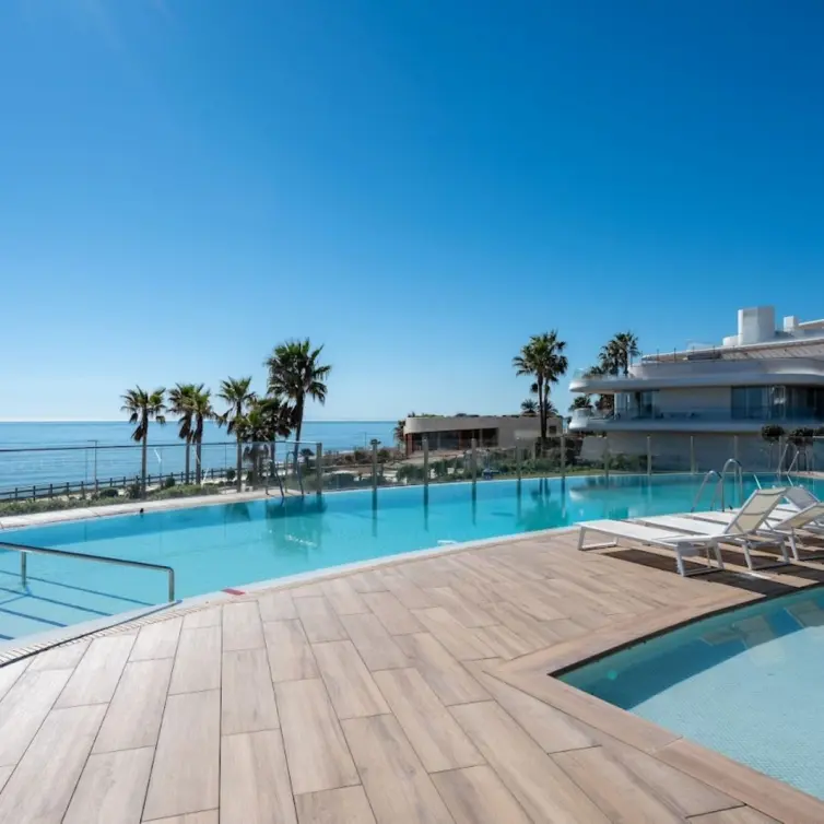 Venta de apartamento en planta media en Estepona