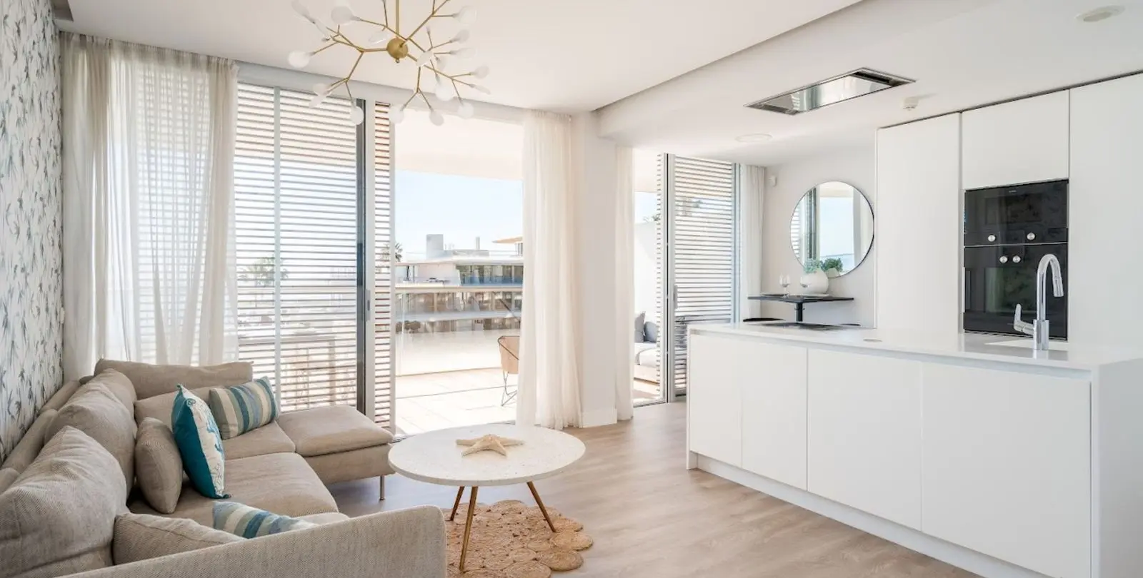Venta de apartamento en planta media en Estepona 10